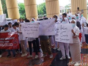 Nakes Honorer Geruduk Kantor Gubernur Gorontalo Tuntut Diangkat Jadi PPPK Nakes Honorer Geruduk Kantor Gubernur Gorontalo Tuntut Diangkat Jadi PPPK