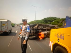 Ban Belakang Meletus, Truk Boks Muat Pewarna Terguling di Tol Sidoarjo