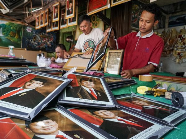 Jelang Pelantikan Presiden, Penjualan Pigura Prabowo-Gibran di Solo Meningkat