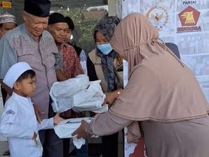 Andre Rosiade Berbagi Ratusan Nasi Kotak di Masjid Al Mutmainah Jati