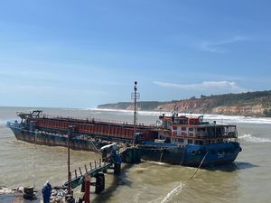 KKP Temukan Kapal Maling Pasir Laut Lagi, Kali Ini di Bengkulu KKP Temukan Kapal Maling Pasir Laut Lagi, Kali Ini di Bengkulu