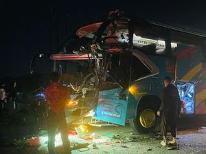 Tabrakan Maut Bus Vs Bus di Sumbawa, 1 Polisi Tewas Tabrakan Maut Bus Vs Bus di Sumbawa, 1 Polisi Tewas