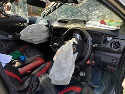 Penampakan Mobil Calya Rusak Parah Tabrakan dengan Truk Kontainer di Makassar