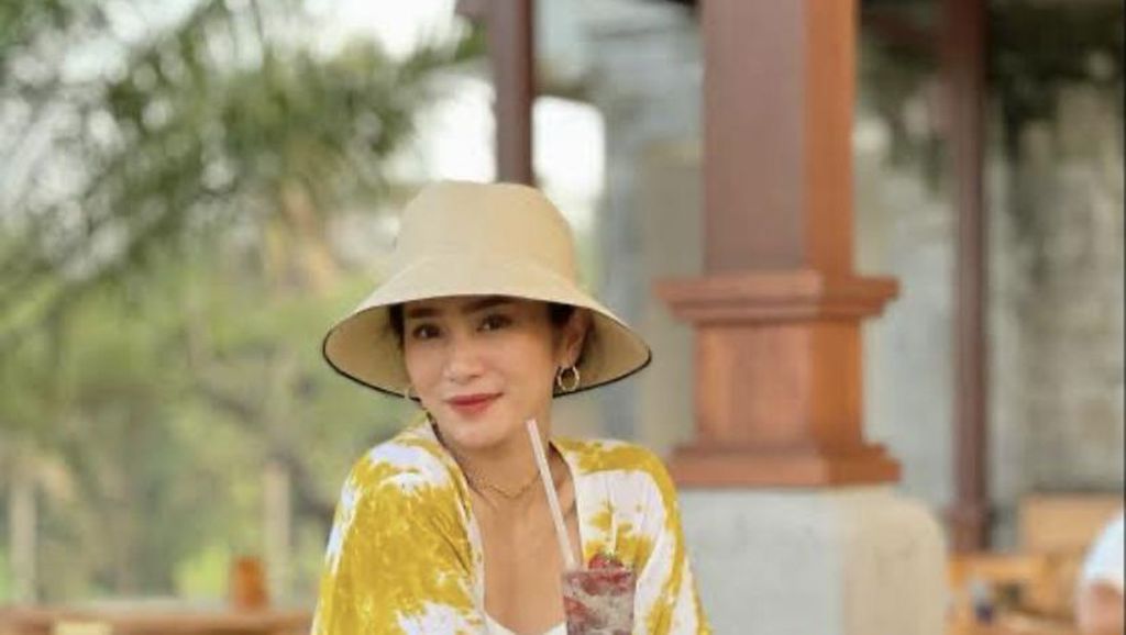 Keseruan Bunga Zainal Makan Nasi Rames hingga Ngemil Pizza Keseruan Bunga Zainal Makan Nasi Rames hingga Ngemil Pizza