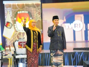 Debat Perdana, Khofifah-Emil Sampaikan Capaian Kinerja-Prestasi
