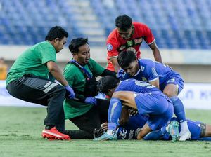 Momen Heroik Tim Medis Persebaya Tangani Tyronne del Pino yang Pingsan Momen Heroik Tim Medis Persebaya Tangani Tyronne del Pino yang Pingsan