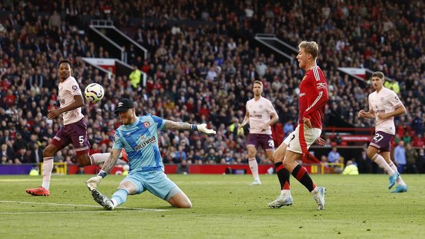 Soccer Football - Premier League - Manchester United v Brentford - Old Trafford, Manchester, Britain - October 19, 2024 Manchester United's Rasmus Hojlund scores their second goal Action Images via Reuters/Jason Cairnduff EDITORIAL USE ONLY. NO USE WITH UNAUTHORIZED AUDIO, VIDEO, DATA, FIXTURE LISTS, CLUB/LEAGUE LOGOS OR 'LIVE' SERVICES. ONLINE IN-MATCH USE LIMITED TO 120 IMAGES, NO VIDEO EMULATION. NO USE IN BETTING, GAMES OR SINGLE CLUB/LEAGUE/PLAYER PUBLICATIONS. PLEASE CONTACT YOUR ACCOUNT REPRESENTATIVE FOR FURTHER DETAILS..