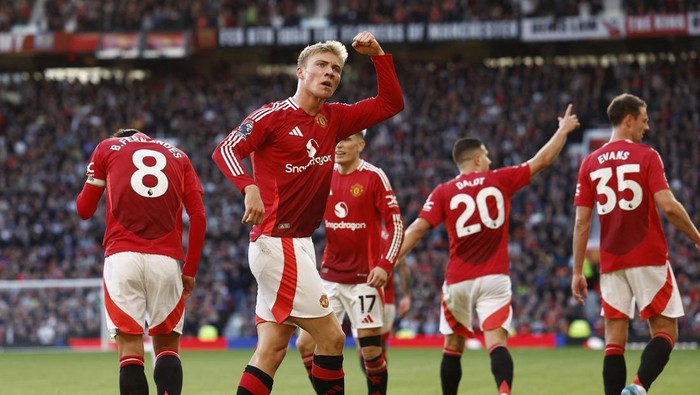 Soccer Football - Premier League - Manchester United v Brentford - Old Trafford, Manchester, Britain - October 19, 2024 Manchester Uniteds Rasmus Hojlund celebrates scoring their second goal Action Images via Reuters/Jason Cairnduff EDITORIAL USE ONLY. NO USE WITH UNAUTHORIZED AUDIO, VIDEO, DATA, FIXTURE LISTS, CLUB/LEAGUE LOGOS OR LIVE SERVICES. ONLINE IN-MATCH USE LIMITED TO 120 IMAGES, NO VIDEO EMULATION. NO USE IN BETTING, GAMES OR SINGLE CLUB/LEAGUE/PLAYER PUBLICATIONS. PLEASE CONTACT YOUR ACCOUNT REPRESENTATIVE FOR FURTHER DETAILS..