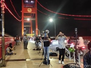 Tren Pengamen Online Live TikTok di Jembatan Ampera Demi Raup Cuan Lebih