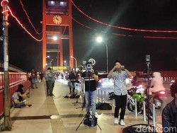 Tren Pengamen Online Live TikTok di Jembatan Ampera Demi Raup Cuan Lebih
