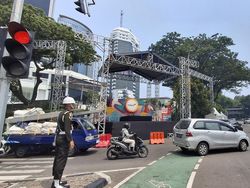 Panggung Pesta Rakyat Pelantikan Prabowo-Gibran di Jakarta Mulai Didirikan