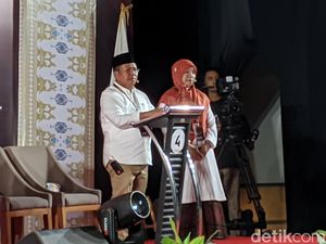 Pasangan Lazadha Janji Setarakan Gaji Guru Honorer dengan PNS di Lombok Barat