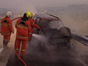 Mobil Rush Tabrak Truk Hingga Terbakar di Tol Semarang Mobil Rush Tabrak Truk Hingga Terbakar di Tol Semarang