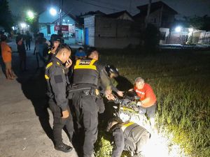 Apes Polisi Bantul Kejar Geng Motor Malah Kena Gebuk Warga Apes Polisi Bantul Kejar Geng Motor Malah Kena Gebuk Warga