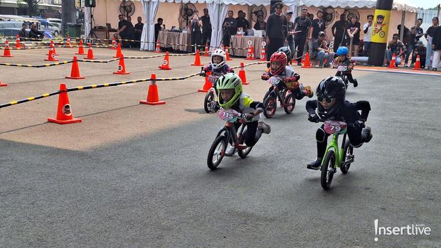 Potret Antusias Orang Tua di Perlombaan Push Bike di Olimpiade Balita Potret Antusias Orang Tua di Perlombaan Push Bike di Olimpiade Balita