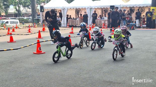 Potret Antusias Orang Tua di Perlombaan Push Bike di Olimpiade Balita