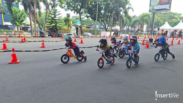 Potret Antusias Orang Tua di Perlombaan Push Bike di Olimpiade Balita