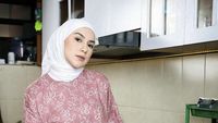 Potret Irish Bella Saat Asyik Makan BBQ hingga Masak di Dapur