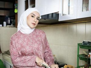 Potret Irish Bella Saat Asyik Makan BBQ hingga Masak di Dapur