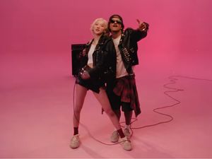 Video: Kalahkan Gangnam Style! APT MV K-Pop Tercepat Raih 1 Miliar Penonton Video: Kalahkan Gangnam Style! APT MV K-Pop Tercepat Raih 1 Miliar Penonton