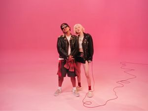 Lirik Lagu APT Rose dan Bruno Mars dengan Terjemahan, Makna, serta Chord Lirik Lagu APT Rose dan Bruno Mars dengan Terjemahan, Makna, serta Chord