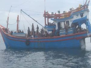 Kapal Ditumpangi Imigran Rohingya Terombang-ambing di Perairan Aceh Selatan Kapal Ditumpangi Imigran Rohingya Terombang-ambing di Perairan Aceh Selatan