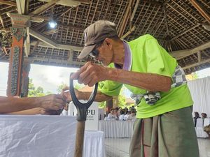 Simulasi Coblosan Pilkada di Klungkung, Pemilih Hanya Butuh 1 Menit Simulasi Coblosan Pilkada di Klungkung, Pemilih Hanya Butuh 1 Menit