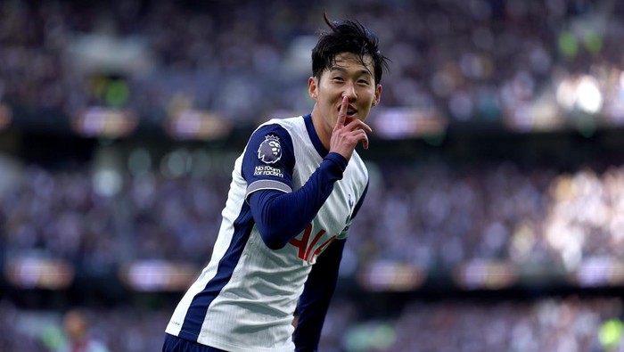 LONDON, ENGLAND - OCTOBER 19: Heung-Min Son of Tottenham Hotspur celebrates scoring their teams fourth goal during the Premier League match between Tottenham Hotspur FC and West Ham United FC at Tottenham Hotspur Stadium on October 19, 2024 in London, England. (Photo by Chloe Knott - Danehouse/Getty Images)