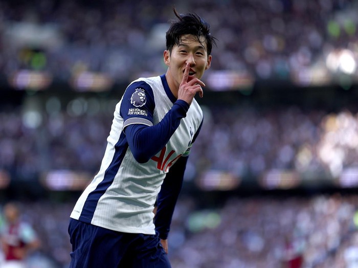 LONDON, ENGLAND - OCTOBER 19: Heung-Min Son of Tottenham Hotspur celebrates scoring their teams fourth goal during the Premier League match between Tottenham Hotspur FC and West Ham United FC at Tottenham Hotspur Stadium on October 19, 2024 in London, England. (Photo by Chloe Knott - Danehouse/Getty Images)
