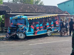 4 Fakta Tabrakan Truk Vs Sepur Kelinci Rombongan Emak-emak di Klaten 4 Fakta Tabrakan Truk Vs Sepur Kelinci Rombongan Emak-emak di Klaten