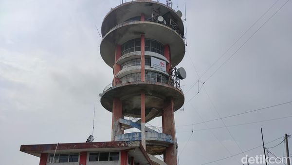 Menjawab Misteri Tower di Puncak yang Bikin Penasaran