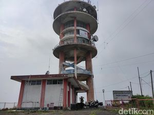 Menjawab Misteri Tower di Puncak yang Bikin Penasaran Menjawab Misteri Tower di Puncak yang Bikin Penasaran