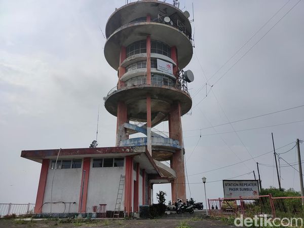Menjawab Misteri Tower di Puncak yang Bikin Penasaran