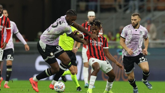 MILAN, ITALY - OCTOBER 19:  Samuel Chukwueze of AC Milan competes for the ball with Souleymane Toure of Udinese during the Serie A match between Milan and Udinese at Stadio Giuseppe Meazza on October 19, 2024 in Milan, Italy. (Photo by Claudio Villa/AC Milan via Getty Images)