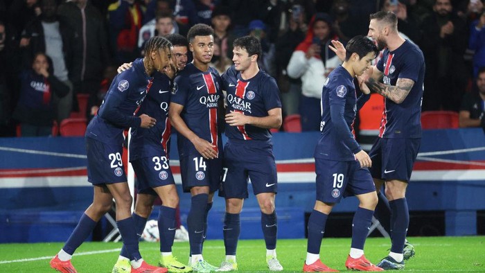  Warren Zaire-Emery #33 of Paris Saint-Germain celebrate his first goal with teammates during the Ligue 1 McDonald's match between Paris Saint-Germain and RC Strasbourg Alsace at Parc des Princes Stadium on October 19, 2024 in Paris, France. (Photo by Xavier Laine/Getty Images)