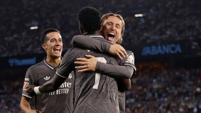 VIGO, SPAIN - OCTOBER 19: Vinicius Junior of Real Madrid celebrates with his teammates after scoring a goal during the La Liga match between RC Celta de Vigo and Real Madrid CF at Estadio Balaidos on October 19, 2024 in Vigo, Spain. (Photo by Antonio Villalba/Real Madrid via Getty Images)