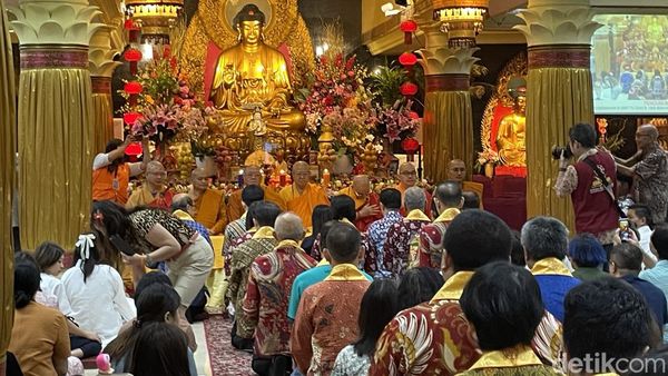 5 Ribu Umat Buddha Rayakan Kathina di Wihara Ekayana Arama