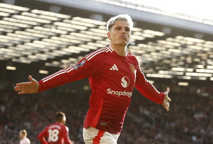 Soccer Football - Premier League - Manchester United v Brentford - Old Trafford, Manchester, Britain - October 19, 2024 Manchester Uniteds Alejandro Garnacho celebrates scoring their first goal Action Images via Reuters/Jason Cairnduff EDITORIAL USE ONLY. NO USE WITH UNAUTHORIZED AUDIO, VIDEO, DATA, FIXTURE LISTS, CLUB/LEAGUE LOGOS OR LIVE SERVICES. ONLINE IN-MATCH USE LIMITED TO 120 IMAGES, NO VIDEO EMULATION. NO USE IN BETTING, GAMES OR SINGLE CLUB/LEAGUE/PLAYER PUBLICATIONS. PLEASE CONTACT YOUR ACCOUNT REPRESENTATIVE FOR FURTHER DETAILS..