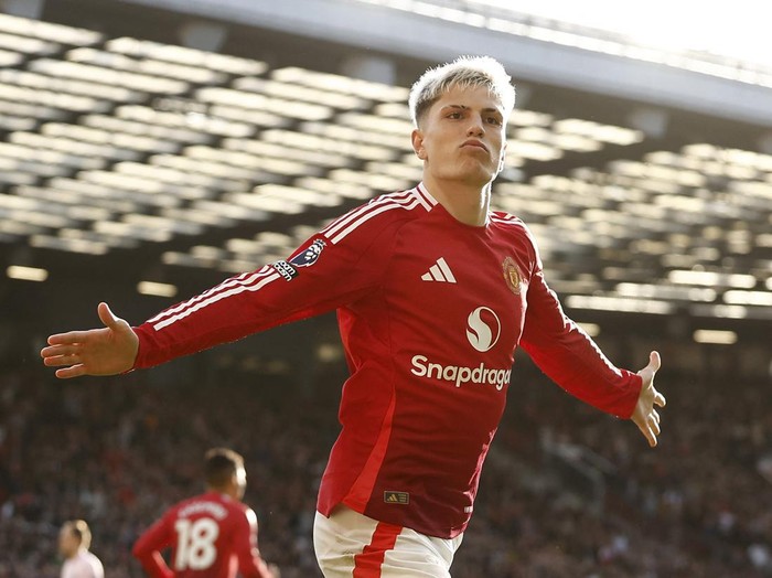 Soccer Football - Premier League - Manchester United v Brentford - Old Trafford, Manchester, Britain - October 19, 2024 Manchester United's Alejandro Garnacho celebrates scoring their first goal Action Images via Reuters/Jason Cairnduff EDITORIAL USE ONLY. NO USE WITH UNAUTHORIZED AUDIO, VIDEO, DATA, FIXTURE LISTS, CLUB/LEAGUE LOGOS OR 'LIVE' SERVICES. ONLINE IN-MATCH USE LIMITED TO 120 IMAGES, NO VIDEO EMULATION. NO USE IN BETTING, GAMES OR SINGLE CLUB/LEAGUE/PLAYER PUBLICATIONS. PLEASE CONTACT YOUR ACCOUNT REPRESENTATIVE FOR FURTHER DETAILS..