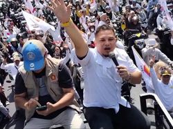 Momen Kader Gerindra Jaktim Sambut Iring-iringan Presiden Prabowo