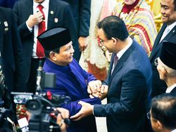 Jabat Erat Prabowo dan Doa dari Anies Baswedan Jabat Erat Prabowo dan Doa dari Anies Baswedan