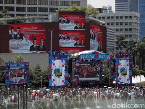 Antusias Warga Nonton Bareng Pelantikan Prabowo-Gibran di Bundaran HI