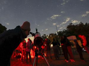 Antusias Warga Saksikan Komet Tsuchinshan-ATLAS di Langit Meksiko