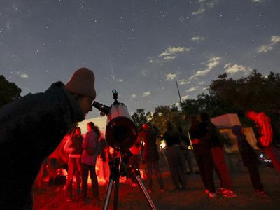 Antusias Warga Saksikan Komet Tsuchinshan-ATLAS di Langit Meksiko