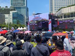 Sorak-sorai Warga di Bundaran HI Saat Prabowo-Gibran Resmi Dilantik