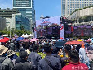 Sorak-sorai Warga di Bundaran HI Saat Prabowo-Gibran Resmi Dilantik