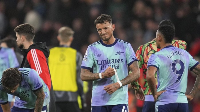 Arsenals Ben White, centre, reacts disappointed after the English Premier League soccer match between Bournemouth and Arsenal at the Vitality Stadium in Bournemouth, England, Saturday, Oct. 19, 2024. (AP Photo/Kin Cheung)