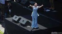 Ayu Ting Ting Hibur Warga di Panggung Pesta Rakyat Bundaran HI