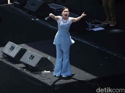 Goyang Ngebor Ayu Ting Ting Hibur Penonton di Panggung Rakyat