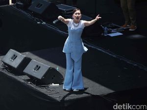 Ayu Ting Ting Hibur Warga di Panggung Pesta Rakyat Bundaran HI Ayu Ting Ting Hibur Warga di Panggung Pesta Rakyat Bundaran HI